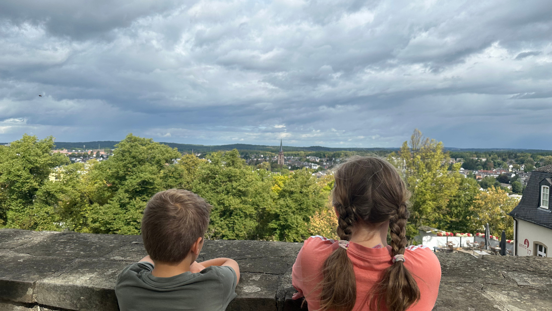Auf dem Michaelsberg angekommen, könnt ihr die Aussicht genießen. ©Anna Oberste